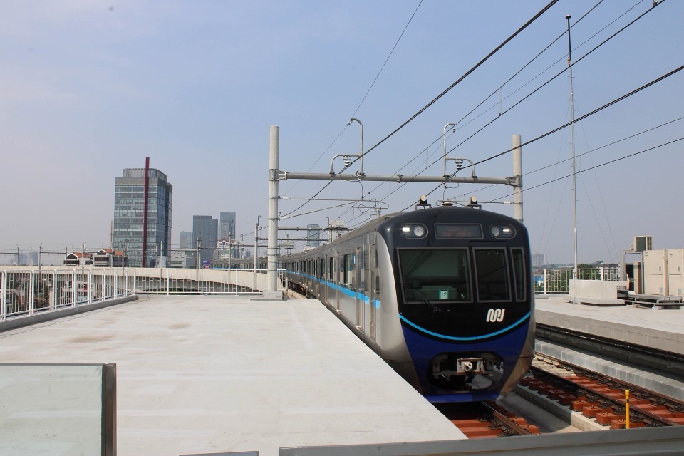 Kereta MRT Jakarta melintas di Stasiun Fatmawati dengan latar gedung Jakarta